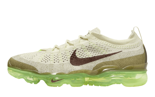 Nike Air Vapormax 2023 Flyknit Volt running shoes – lightweight and breathable with visible Air cushioning.