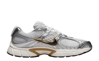 Nike V5 RNR running shoes showing sleek profile and supportive upper for performance and comfort.